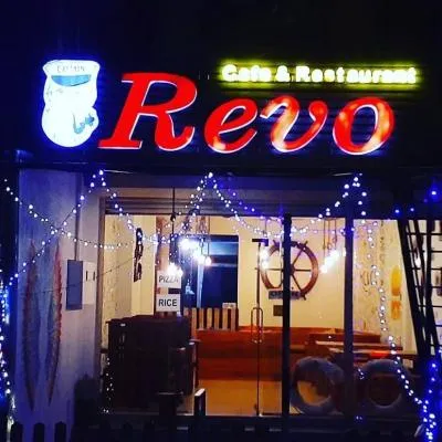 Pizza Tandoori Chicken at Revo Cafe & Restaurant