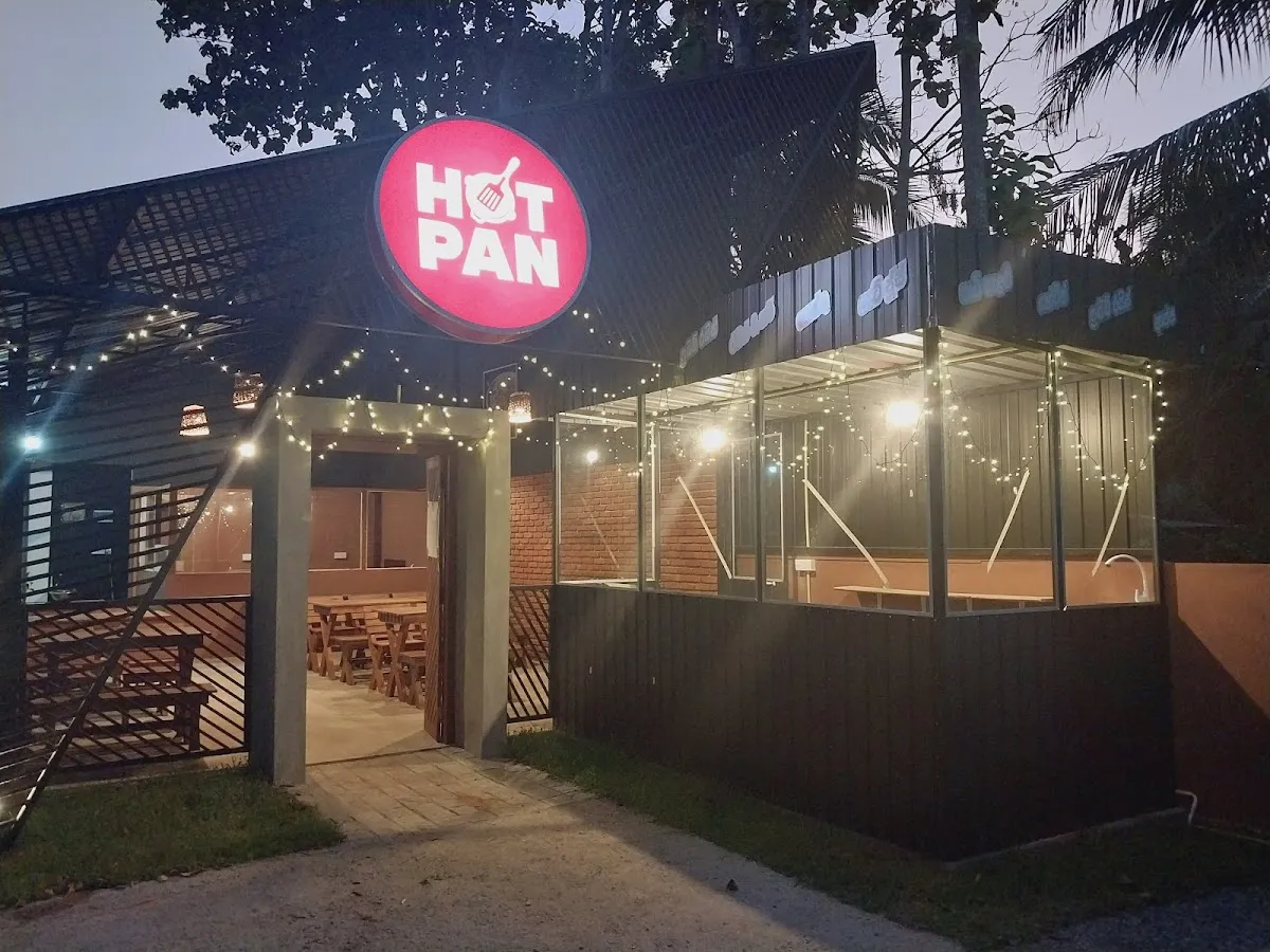 HOT PAN cafe & restaurant in Galenbindunuwewa