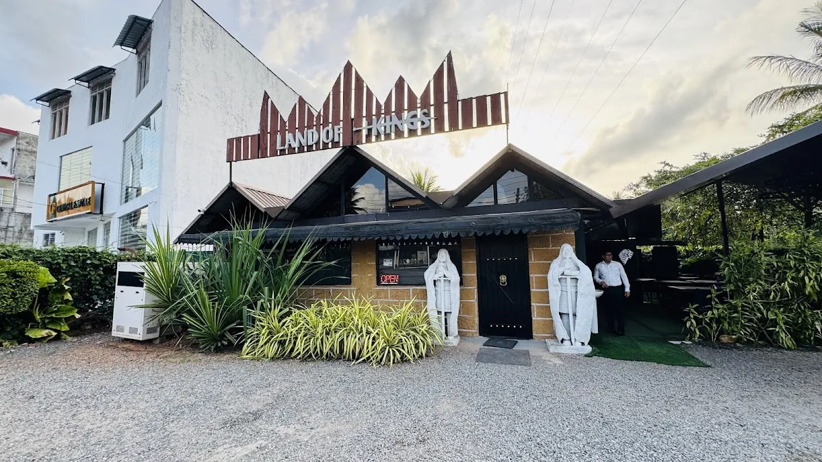 Land of Kings Cafe & Restaurant in Athurugiriya
