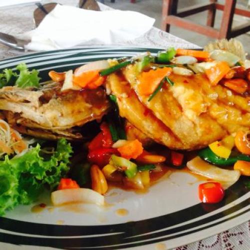 Fish with cashew nut in oyster sauce