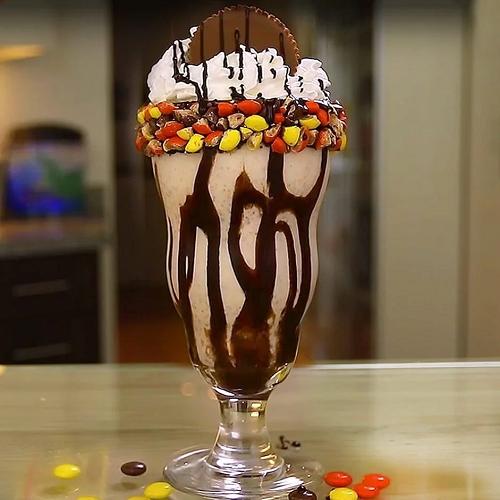 REESE'S BAR at Indulge Dessert Co